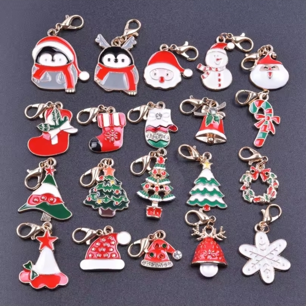 10 Christmas Themed Charm Set